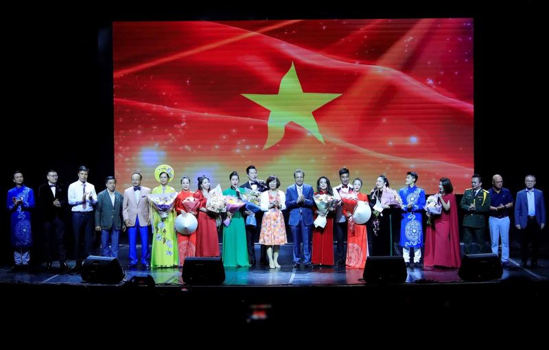 Đại sứ Đặng Minh Khôi và phu nhân cùng các nghệ sĩ tham gia chương trình nghệ thuật Giai điệu Tổ quốc dành cho cộng đồng người Việt tại Nga tháng 8/2022. (Nguồn: TTXVN)