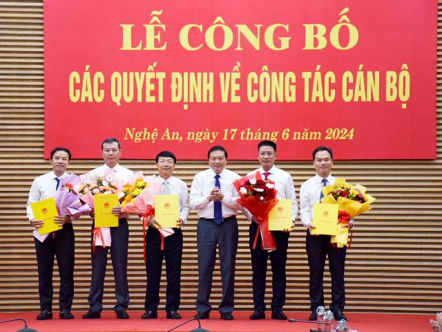 Phó Chủ tịch Thường trực UBND tỉnh Lê Hồng Vinh trao Quyết định cho các đồng chí được điều động, bổ nhiệm giữ chức vụ mới.