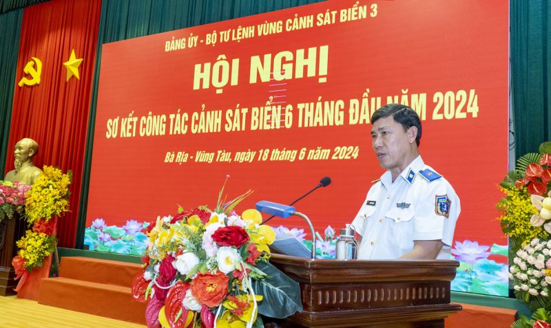 Thiếu tướng Ngô Bình Minh, Tư lệnh Vùng Cảnh sát biển 3 phát biểu tại hội nghị.