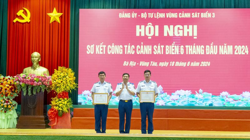 Thiếu tướng Trần Văn Xuân, Phó Chính ủy BTL CSB Việt Nam trao Giấy khen của BTL Vùng CSB 3 cho các tập thể, cá nhân có thành tích tốt trong thực hiện đợt thi đua cao điểm “30 ngày đêm hành động kiểu mẫu” chào mừng Đại hội thi đua Quyết thắng.