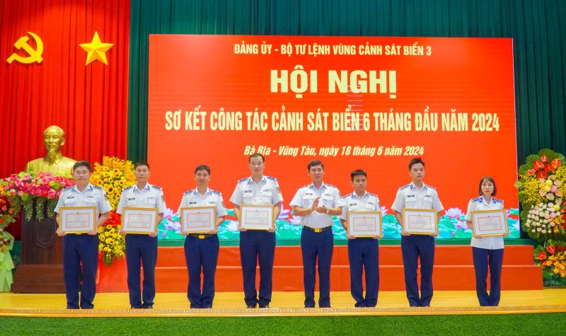 Thiếu tướng Ngô Bình Minh, Tư lệnh Vùng Cảnh sát biển 3 trao Giấy khen cho các tập thể, cá nhân có thành tích tốt trong thực hiện đợt thi đua cao điểm “30 ngày đêm hành động kiểu mẫu” chào mừng Đại hội thi đua Quyết thắng.