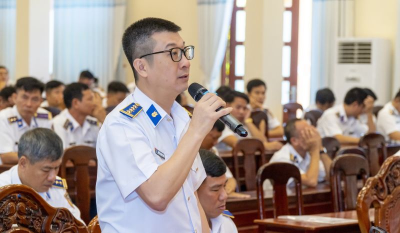 Đại tá Nguyễn Minh Khánh, Phó Tư lệnh, Tham mưu trưởng, BTL Vùng CSB 3 phát biểu ý kiến đóng góp xoay quanh việc thực hiện QCDC ở cơ sở.