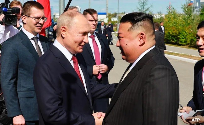 Tổng thống Nga Vladimir Putin đón tiếp Chủ tịch Triều Tiên Kim Jong-un tại sân bay vũ trụ Vostochny ở Viễn Đông hồi tháng 9/2023.