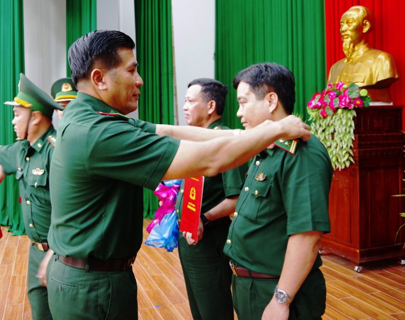 Đại tá Trần Quốc Khánh, Chỉ huy trưởng BĐBP tỉnh An Giang trao quân hàm cho 02 đồng chí