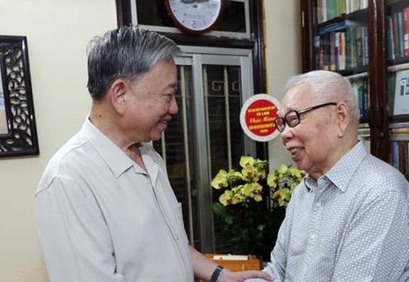 Chủ tịch nước Tô Lâm thăm và chúc mừng một số nhà báo lão thành