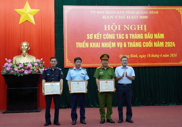 Trưởng ban Chỉ đạo 389 tỉnh trao tặng Bằng khen của Trưởng ban Chỉ đạo 389 Quốc gia cho các tập thể có thành tích xuất sắc.