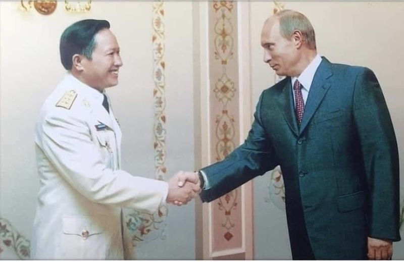 Thượng tướng Nguyễn Huy Hiệu bắt tay Tổng thống Nga Putin khi đến Nga năm 2007 để tham gia hội nghị quốc tế với tư cách Thứ trưởng Bộ Quốc phòng, Phó chủ tịch Thường trực Ủy ban Quốc gia Tìm kiếm cứu nạn Việt Nam. (Ảnh: NVCC).