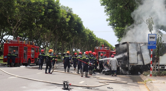 Xe tải chở linh kiện điện tử bốc cháy, người đi đường hoảng loạn
