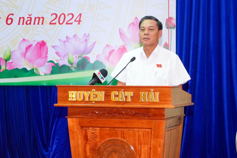Chủ tịch UBND thành phố Nguyễn Văn Tùng giải đáp từng kiến nghị cụ thể của cử tri huyện Cát Hải.
