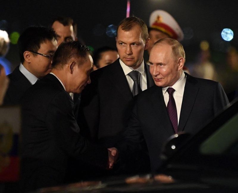 Trưởng Ban Đối ngoại Trung ương Lê Hoài Trung đón Tổng thống Nga Putin tại sân bay quốc tế Nội Bài
