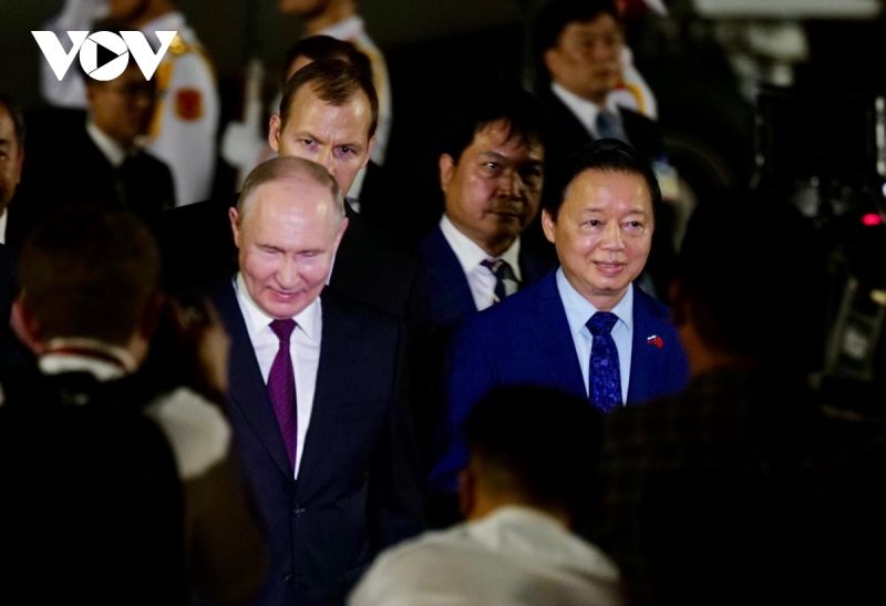 Đón Tổng thống Nga Putin tại sân bay quốc tế Nội Bài còn có Phó Thủ tướng Trần Hồng Hà