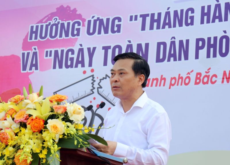 Chủ tịch UBND thành phố Nguyễn Mạnh Hiếu phát biểu tại buổi mít tịnh