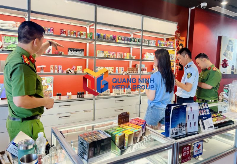 Công an Hạ Long phát hiện cửa hàng kinh doanh thuốc lá điện tử trái phép.