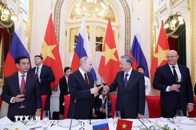 Chủ tịch nước Tô Lâm và Tổng thống Vladimir Putin cùng nâng ly chúc mừng. (Ảnh: Nhan Sáng/TTXVN)