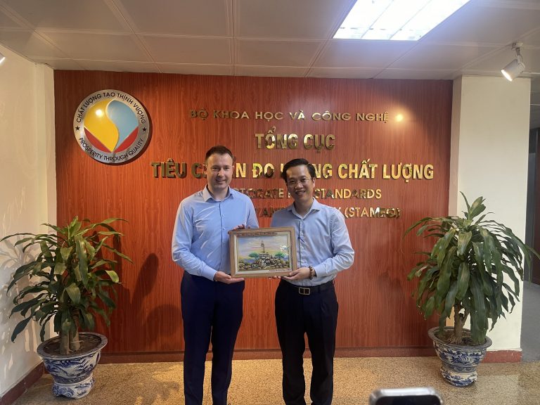 Tiến sỹ Hà Minh Hiệp - Quyền Chủ tịch Ủy ban Tiêu chuẩn Đo lường Chất lượng Quốc gia và Ông Kim Wimbush - Tham tán CSIRO