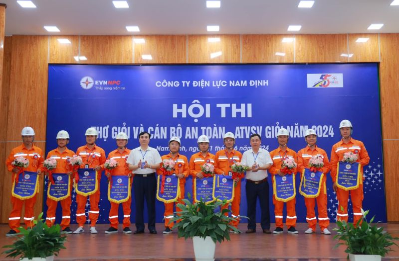 Lãnh đạo Công ty Điện lực Nam Định trao tặng cờ lưu niệm cho các đội tham dự hội thi.