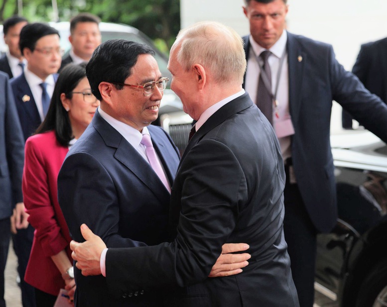 Thủ tướng Phạm Minh Chính vui mừng chào đón Tổng thống Putin thăm cấp Nhà nước đến Việt Nam đúng vào dịp hai nước kỷ niệm 30 năm Hiệp ước về các nguyên tắc cơ bản của quan hệ hữu nghị Việt Nam-Nga - Ảnh: VGP/Nhật Bắc