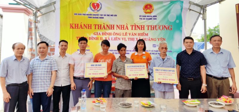 Hội Bảo trợ NKT-TMC tỉnh Quảng Ninh, các ngành chức năng TX Quảng Yên cùng các nhà hảo tâm đã trao hỗ trợ tại lễ khánh thành Nhà tình thương cho hộ gia đình ông Lê Văn Hiếm, thôn Đình II, xã Liên Vị (TX Quảng Yên).