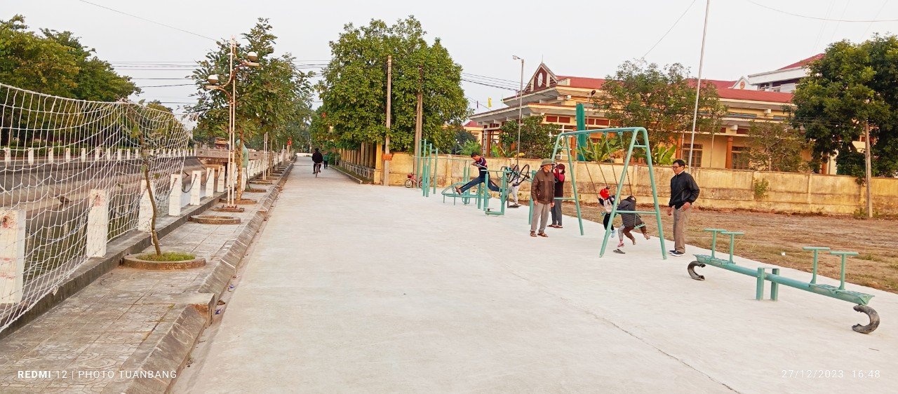 Đời sống vật chất tinh thần của người dân nơi đây ngày một nâng cao Đời sống vật chất tinh thần của người dân nơi đây ngày một nâng cao