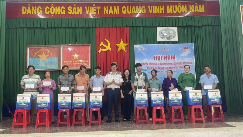 Thủ trưởng BTL cảnh sát biển 3 và Lãnh đạo ban dân vận Tỉnh ủy Trà Vinh trao quà cho gia đình chính sách và ngư dân Thị xã Duyên Hải