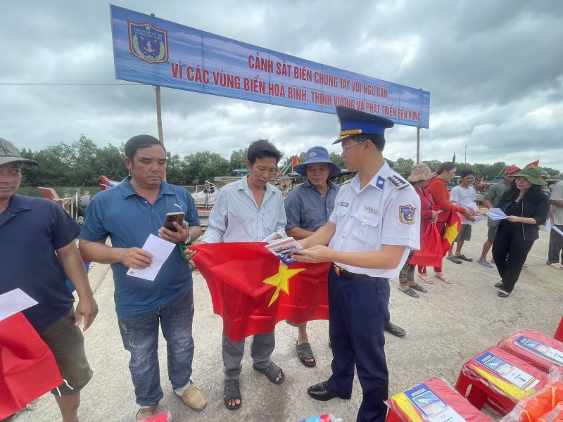 Tuyên truyền cho ngư dân trên địa bàn Thị xã Duyên Hải