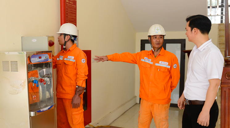 Điện lực Nam Định kiểm tra hệ thống điện tại các điểm thi tốt nghiệp THPT