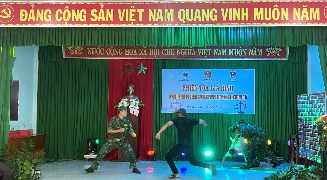 , Đoàn cơ sở Đồn Biên phòng CKQT Lao Bảo, Chi đoàn Viện Kiểm sát nhân dân tỉnh phối hợp với xã Đoàn Tân Thành tổ chức Phiên tòa giả định tuyên truyền, phổ biến giáo dục pháp luật phòng, chống ma túy.