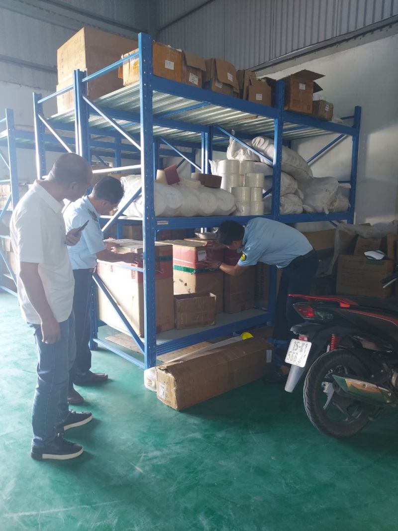 Đoàn kiểm tra của Đội Quản lý thị trường số 3 thuộc Cục QLTT tỉnh Thái Bình đang kiểm tra hàng hoá