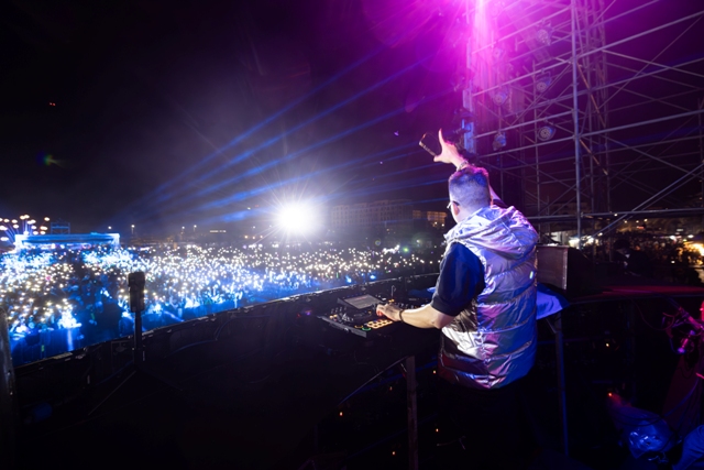 Điểm nhấn đặc biệt và hấp dẫn nhất tại Legend Summer Festival 2024 là đại nhạc hội EDM quốc tế bắt đầu vào 19h ngày 12/7. Từ 21h10 đến 23h sẽ là phần trình diễn DJ kết hợp với pháo hoa nghệ thuật. (Ảnh: Regal Group)