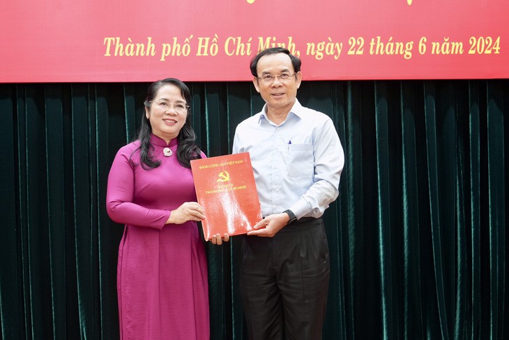 Bí thư Thành ủy TP. Hồ Chí Minh Nguyễn Văn Nên trao quyết định cho bà Trần Kim Yến