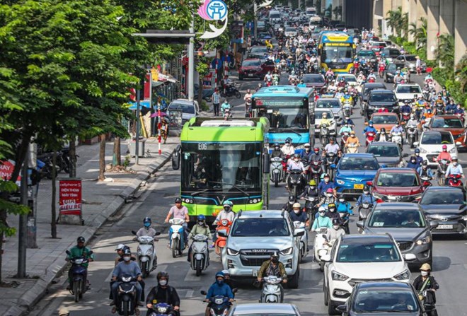 Mục tiêu chuyển đổi phương tiện buýt sử dụng năng lượng điện, năng lượng xanh còn đối mặt với nhiều thách thức. Ảnh: Xuyên Đông