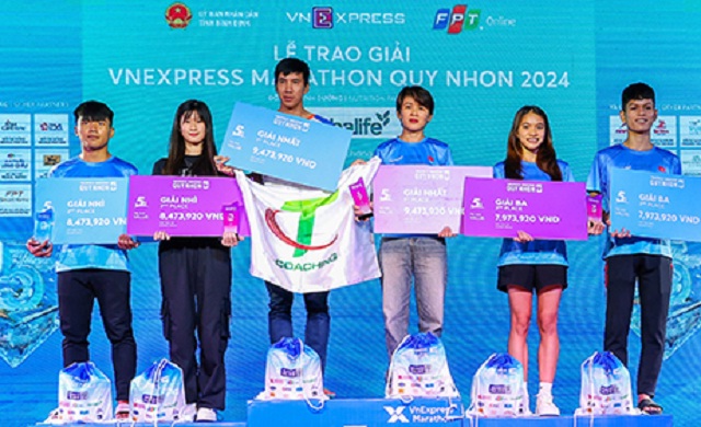 Các VĐV nhận giải thưởng cự ly 5km. Ảnh: N.D