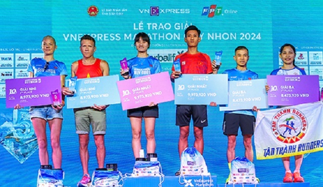 Các VĐV nhận giải thưởng cự ly 10km.Ảnh: N.Dũng