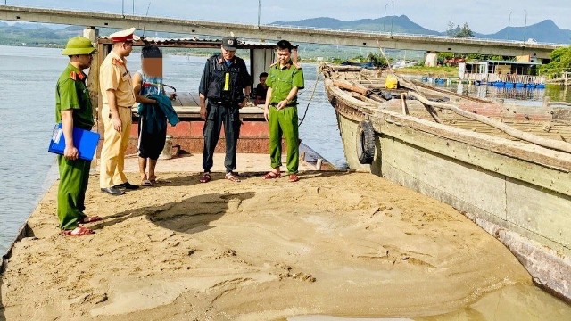 Cơ quan chức năng tỉnh Quảng Bình tổ chức thanh, kiểm tra, xử lý các vi phạm trong hoạt động khai thác cát, sỏi lòng sông.