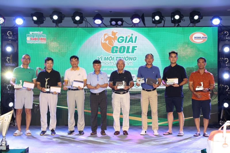 Ông Nguyễn Đức Lợi (Phó Chủ tịch Thường trực Hội Nhà báo Việt Nam) trao giải cho các Golfer đạt các giải kỹ thuật tại giải đấu