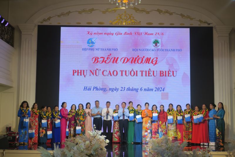 Các đồng chí lãnh đạo trao quà cho 16 phụ nữ cao tuổi tiêu biểu.