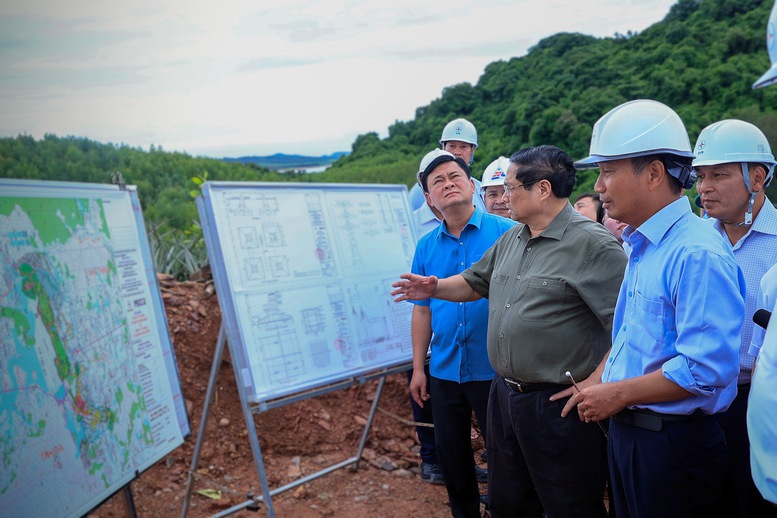 Thủ tướng Chính phủ Phạm Minh Chính đi kiểm tra hiện trường thi công dự án Đường dây tải điện 500 kV mạch 3 - Ảnh: VGP/Nhật Bắc