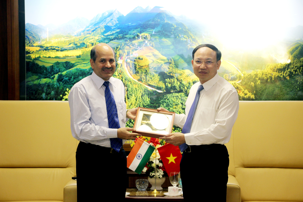Ông Nguyễn Xuân Ký, Bí thư Tỉnh ủy, Chủ tịch HĐND tỉnh Quảng Ninh, tặng quà lưu niệm cho ngài Đại sứ đặc mệnh toàn quyền Cộng hòa Ấn Độ tại Việt Nam.
