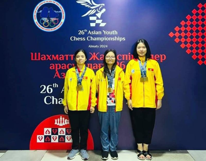 Kỳ thủ Quảng Ninh Nguyễn Lê Cẩm Hiền (đứng giữa) cùng đồng đội giành HCV ở nội dung đồng đội Nữ U18 Cờ tiêu chuẩn.