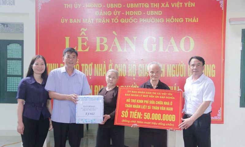 Đại diện lãnh đạo UBND và Ủy ban MTTQ thị xã Việt Yên trao kinh phí hỗ trợ sửa chữa nhà ở cho thân nhân liệt sĩ Thân Văn Nam, tổ dân phố Như Thiết, phường Hồng Thái.