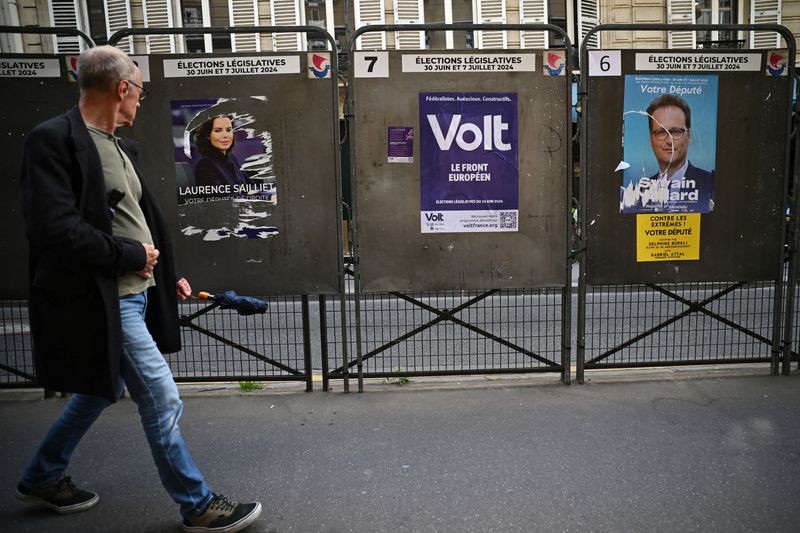 Bức áp phích tuyên truyền bầu cử tại một điểm bỏ phiếu ở thủ đô Paris của Pháp. (Nguồn: Reuters)