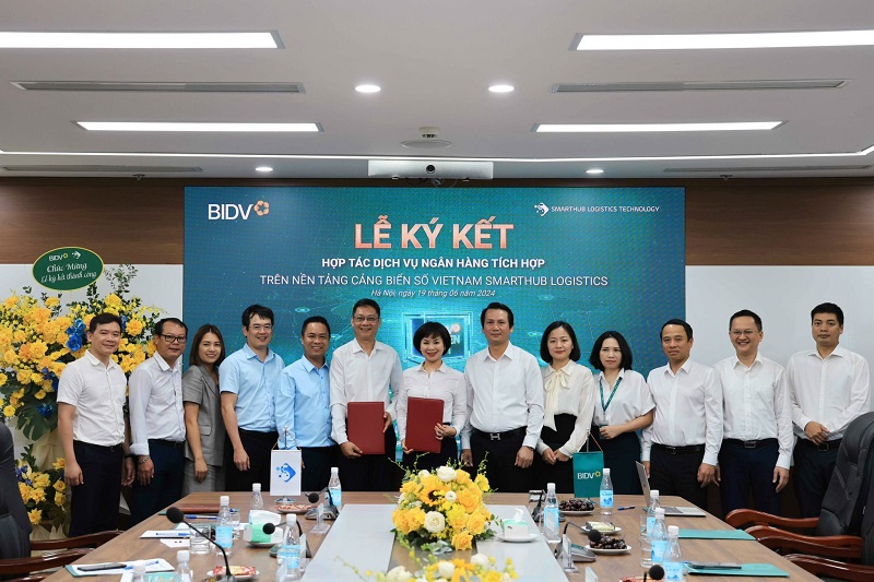 Bà Đỗ Thị Thanh Huyền - Giám đốc Ban Chính sách sản phẩm bán buôn BIDV và ông Nguyễn Anh Việt - Tổng giám đốc Công ty SLT - ký kết Biên bản ghi nhớ.