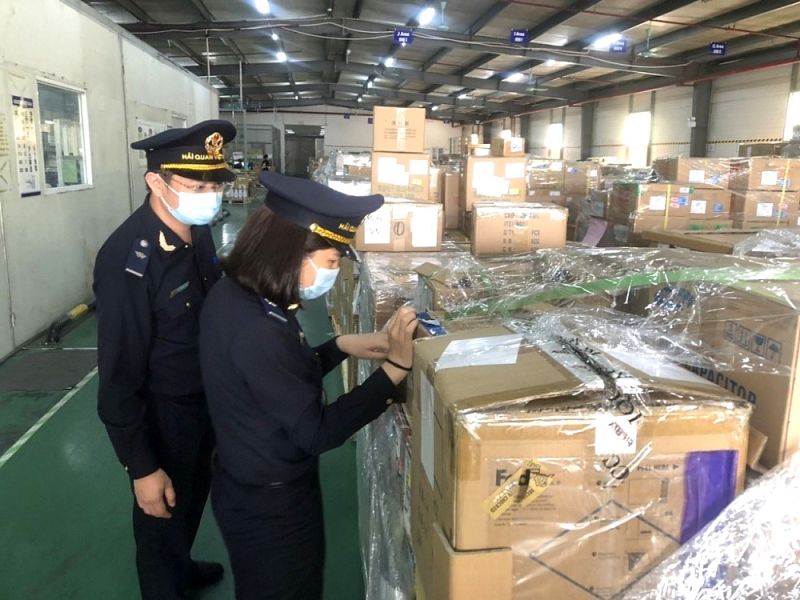 Lực lượng hải quan Hà Nam kiểm tra hàng hóa
