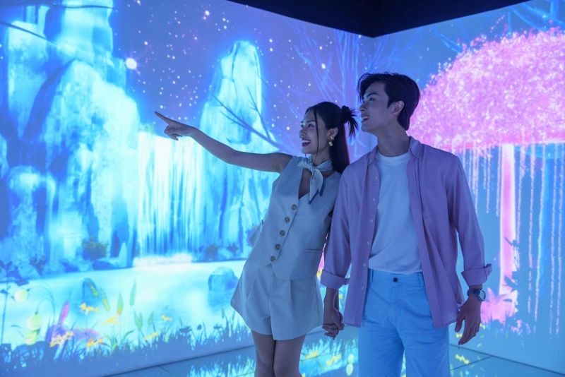 Mê cung ánh sáng độc đáo thu hút các bạn trẻ đến check in, trải nghiệm