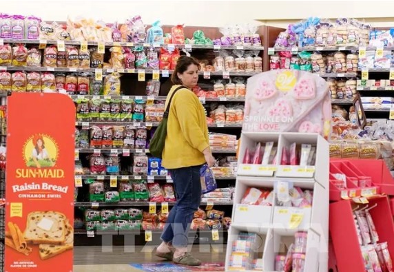 Người dân mua sắm tại siêu thị ở Millbrae, Mỹ, ngày 13/2/2024.