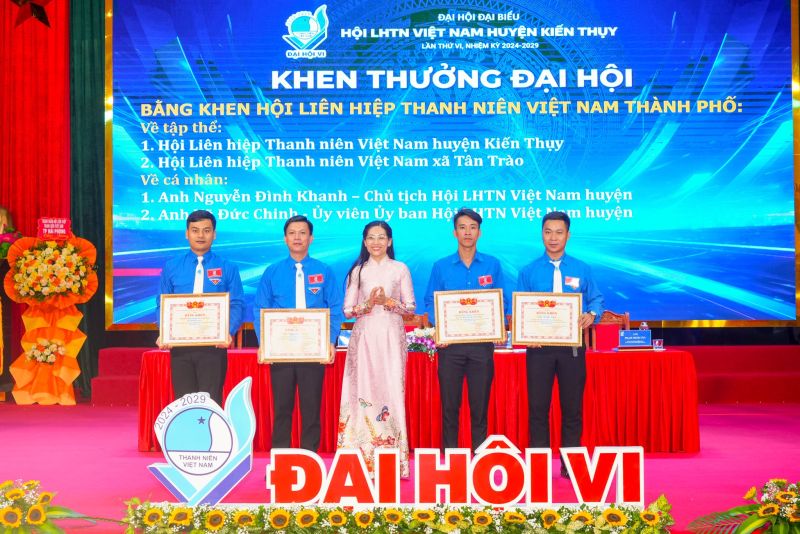 Ủy ban Hội LHTN Việt Nam thành phố tặng Bằng khen cho 2 tập thể và 02 cá nhân.