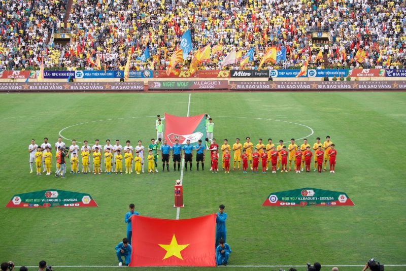 17h trận đấu giữa Thép Xanh Nam Định và Khánh Hòa tại vòng 25 V-League 2023-2024 mới diễn ra nhưng từ rất sớm, CĐV Thành Nam đã tới sân để chuẩn bị cổ vũ cho đội bóng con cưng.