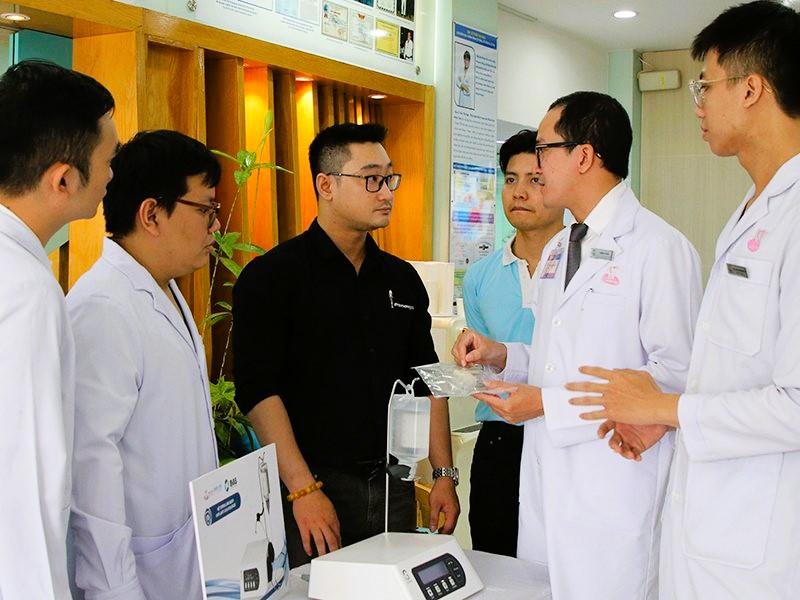 Đại diện Straumann Implant Việt Nam hướng dẫn sử dụng công nghệ Galvosurge cho đội ngũ bác sĩ Trung tâm Implant Nhân Tâm.