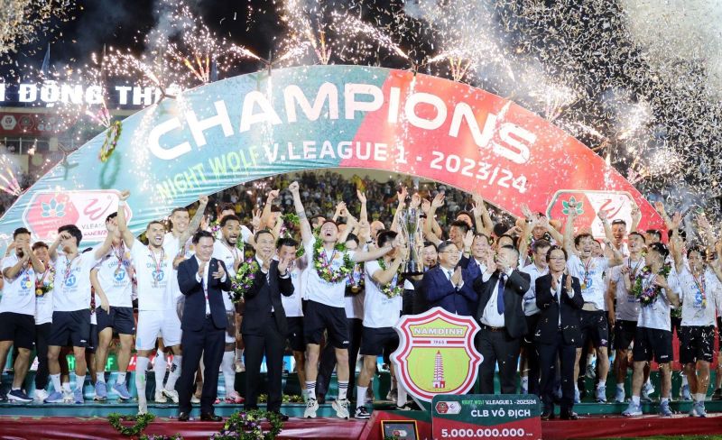 Về thể thao, Câu lạc bộ bóng đá Nam Định giành ngôi vô địch giải