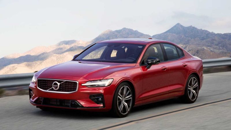 Dòng xe Volvo S60 lần đầu ra mắt năm 2000 và đã trải qua 3 thế hệ phát triển.